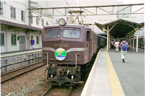 トロッコファミリー号を引っ張るEF58 122号機(豊橋駅)1999年
